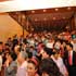 대성전 앞 계단을 이용하여 로비로 내려오는 성도들