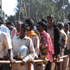식사를 배급 받기 위해 줄 서있는 사람들