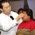 소경의 눈에 침을 바르며 기도하시는 목사님